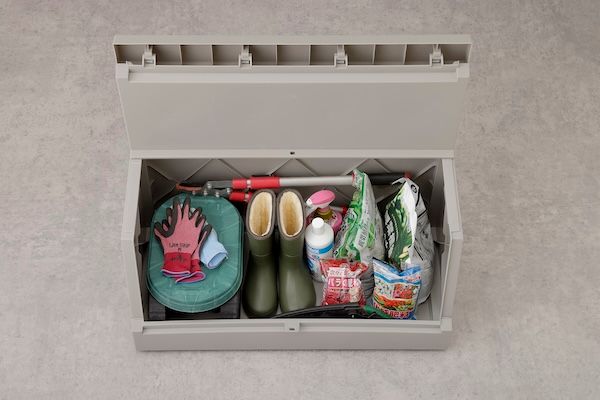 ゴミの一時保管や宅配ボックスにも使える屋外ストッカー。大容量なのに省スペース！