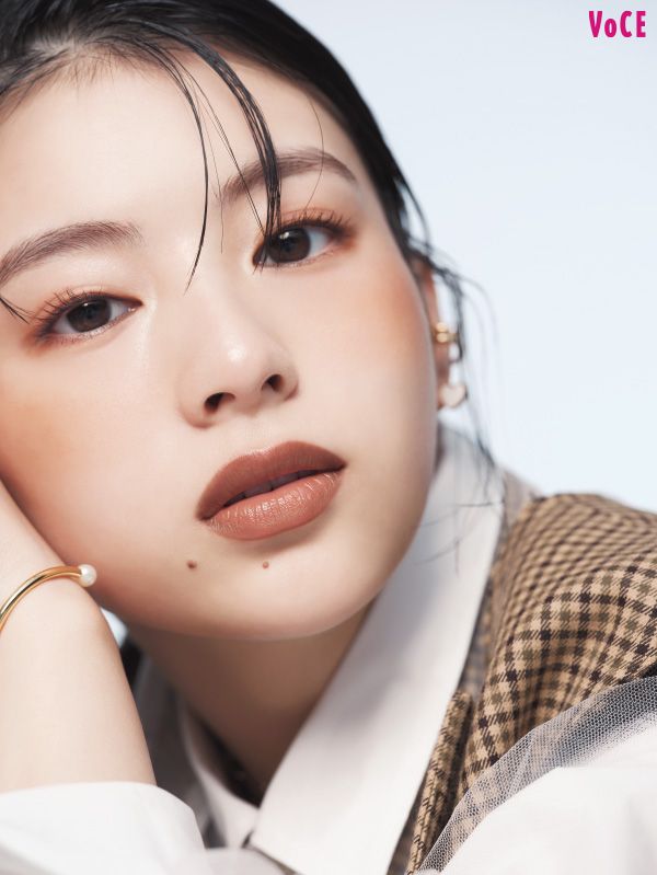 出口夏希さんが纏う2025年冬メイク