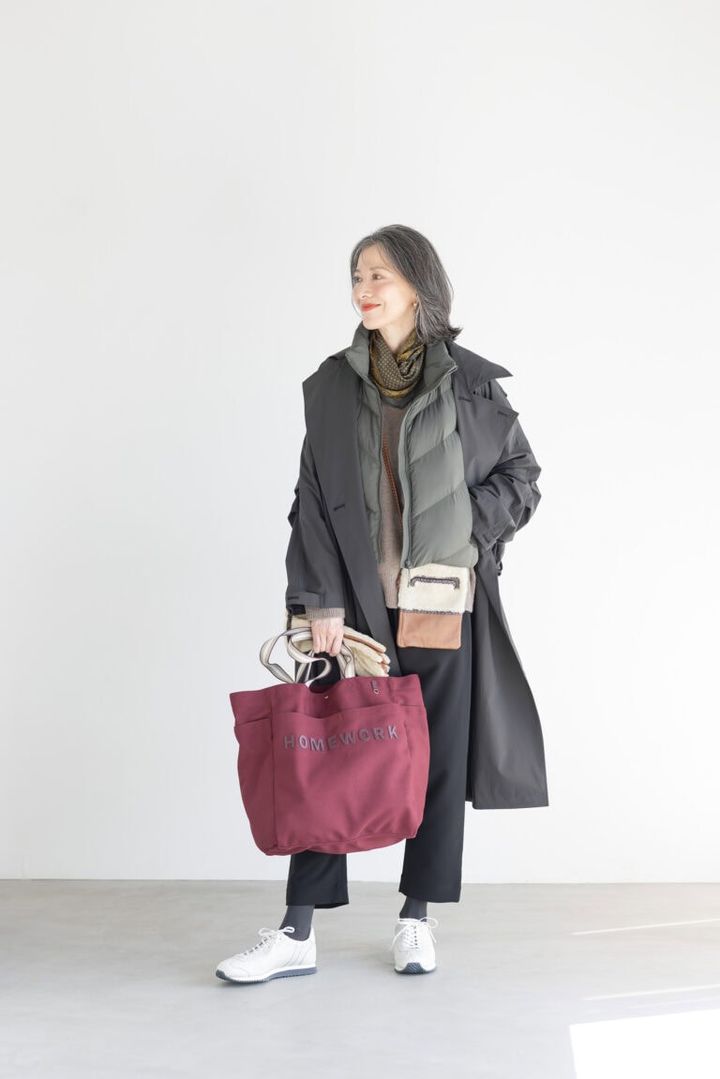 コート¥97,900、サスペンダーつきパンツ¥38,500／ともにコグ ザ ビッグスモーク、ベスト¥5,990／ユニクロ、セーター¥17,990、バンダナ¥2,990／ともにザラ（ザラ カスタマーサービス）、バッグ¥50,600／アニヤ・ハインドマーチ（アニヤ・ハインドマーチ ジャパン）、ショルダーバ ッグ¥30,800、手袋¥38,500／ともにアニェル（アッシュ・ぺー・フラン ス）、スニーカー¥23,100／パトリック（カメイ・プロアクト）、ピアス（両耳で）¥39,600／リューク、タイツ／スタイリスト私物