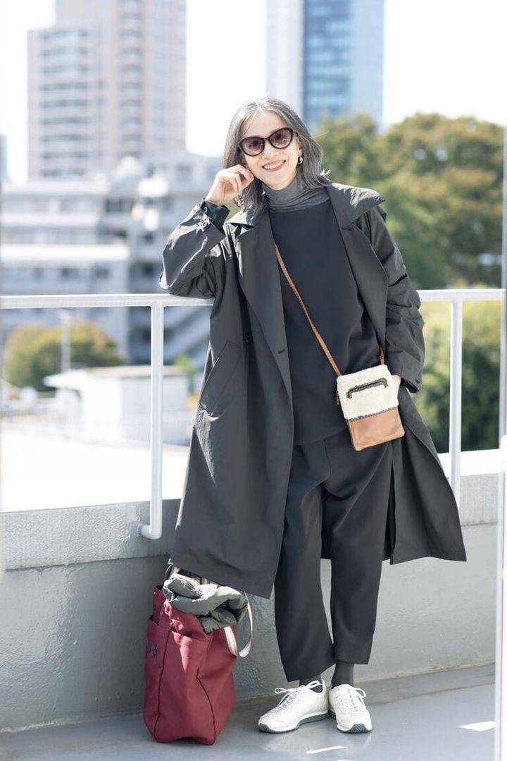 コート¥97,900、トップス¥28,600、サスペンダーつきパンツ¥38,500／すべてコグ ザ ビッグスモーク、タートルネックT¥2,290／ユニクロ：シー（ユニクロ）、バッグに入れたベスト¥5,990／ユニクロ、バッグ¥50,600／アニヤ・ハインドマーチ（アニヤ・ハインドマーチ ジャパン）、ショルダーバッグ ¥30,800／アニェル（アッシュ・ぺー・フランス）、スニーカー¥23,100／パトリック（カメイ・プロアクト）、サングラス¥22,000／アナ スイ（アナ スイ ジャパン）、ピアス（両耳で）¥39,600／リューク、タイツ／スタイリスト私物