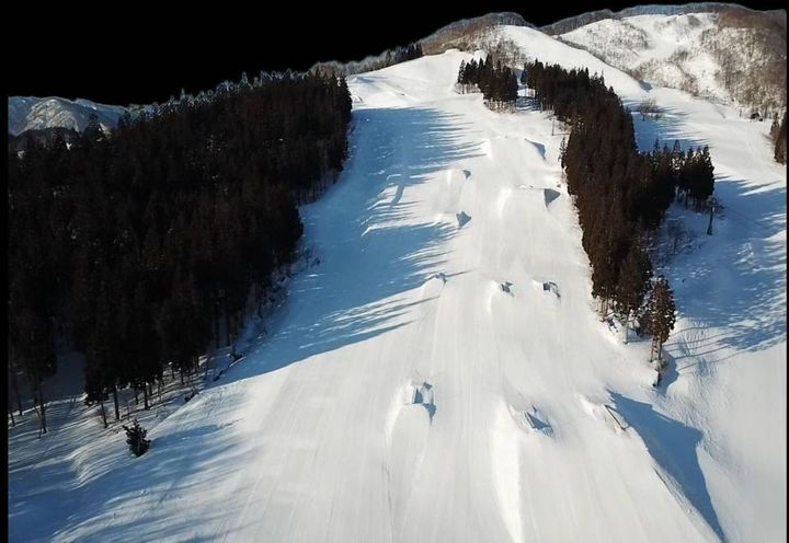 シーズンを通して晴天率80％の爽快ゲレンデ