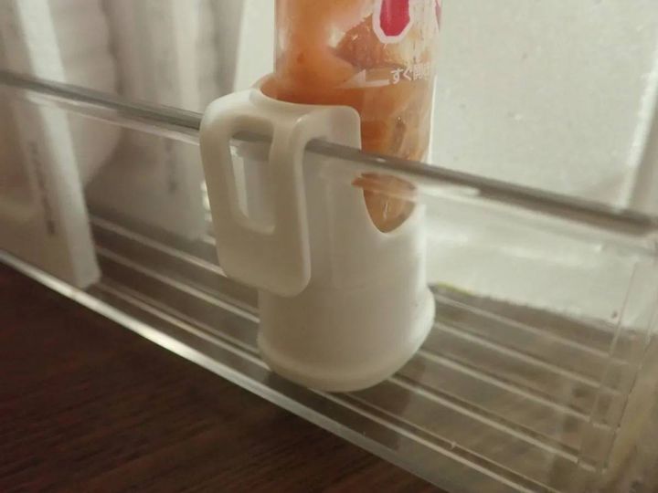 DAISO(ダイソー)：薬味チューブキャップ(フック付)