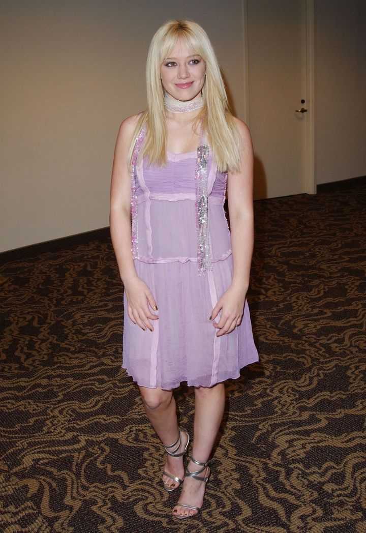 2003年、ヒラリー・ダフ。スリムなスカーフが、Y2Kスタイルの象徴として街を席巻していた時代。