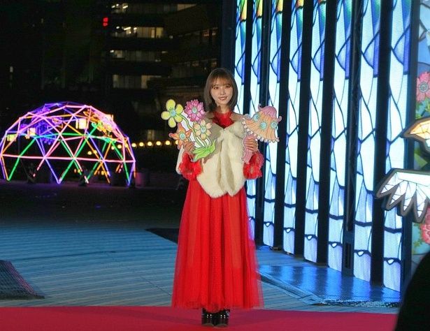 【写真】赤いドレス姿で登場した与田祐希さん