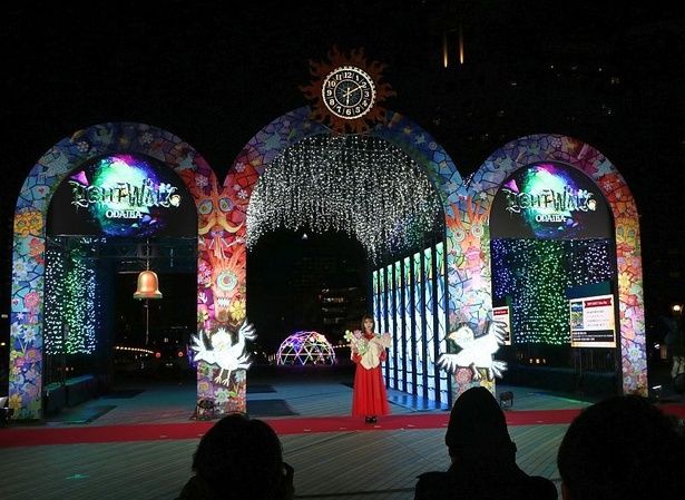 「どんなイルミデートがしたいか」という質問に「いつの日か、肩とかを組んでイルミネーションの中を走り抜けたい」と話していた