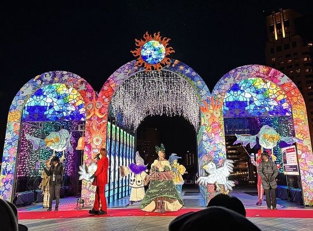 アーティストのRin音さん、asmiさんも登場し、特殊メイクアーティストの快歩(かいほ)さんが手掛ける個性豊かなキャラたちとパフォーマンスを披露した