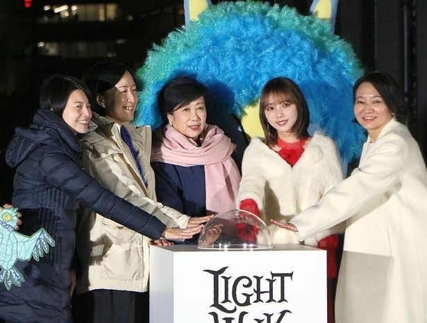 品川区長の森澤恭子さん、江東区長の大久保ともかさん、東京都知事の小池百合子さん、与田祐希さん、港区長の清家愛さんらが出席(写真左から)