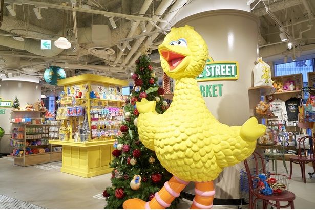 セサミストリートマーケット阪神梅田本店の店内。約100坪の広々とした空間に400種類以上のグッズが勢ぞろい