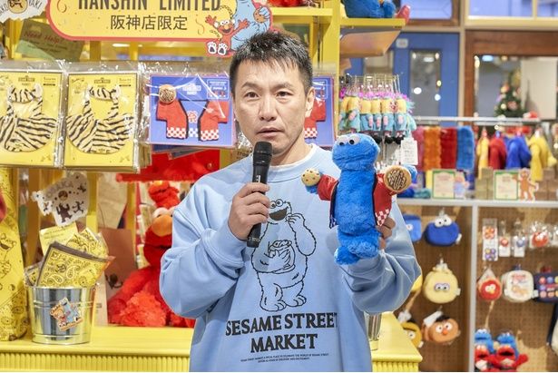 法被コスチュームのクッキーモンスターを紹介する増田さん。たこ焼きを持った大阪仕様に「海外の観光客にも良い」