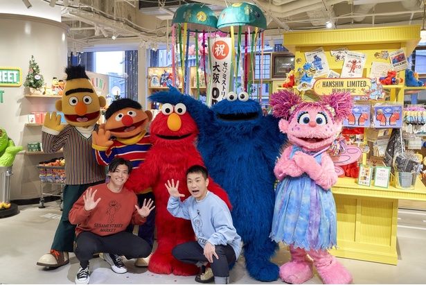 湯浅選手と増田さんがセサミストリートの仲間たちと記念撮影。エルモとクッキーモンスターのペアルックが話題に