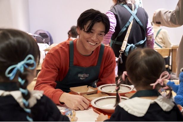 ワークショップでサプライズ登場した湯浅選手が子どもたちとドーナツ作り
