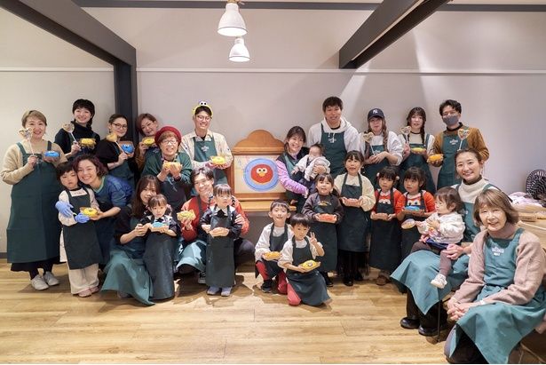 ワークショップ参加者と湯浅選手の記念撮影。完成したドーナツを手に全員が笑顔