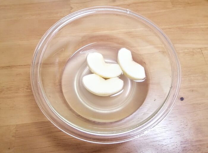 『りんご』を切ったら即試して！塩水より断然おすすめ。新しい〈変色防止法〉が大正解でした♪
