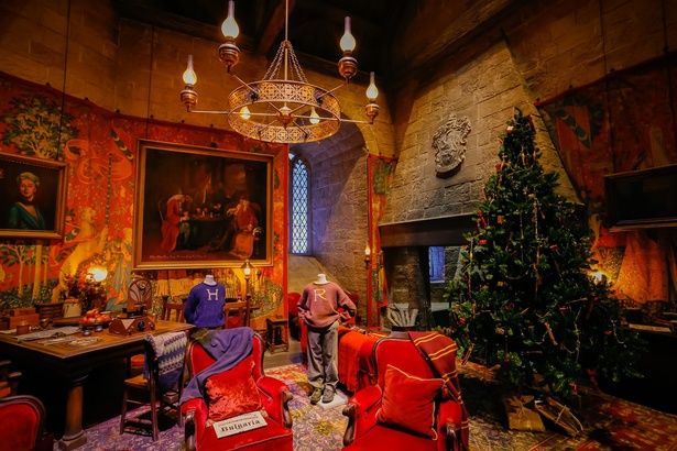 ハリーたちが学生生活を送った「グリフィンドールの男子寮」や「談話室」もクリスマス仕様に