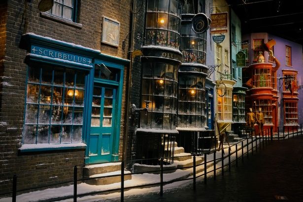 今回初めて、雪景色に包まれた「ダイアゴン横丁」が登場