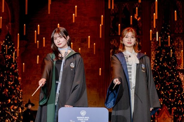 桜田さんはレイブンクロー、吉川さんはスリザリンが推し。それぞれの寮のローブをまといフォトセッションにのぞんだ