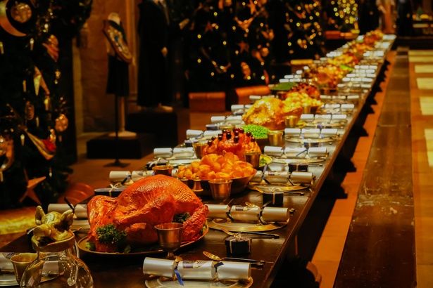 大テーブルには、七面鳥やケーキなどの英国伝統のクリスマス料理やプレゼントがずらっと並ぶ