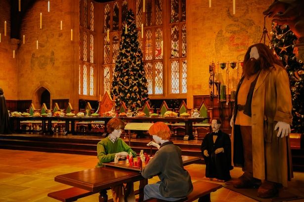 映画『ハリー・ポッターと賢者の石』の印象的なシーンから、魔法のチェスをするハリーとロンの姿も再現されている