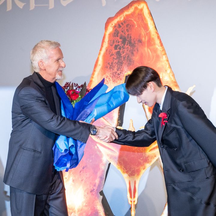 ジェームズ・キャメロン監督に花束を贈呈し握手を交わす宮世琉弥
