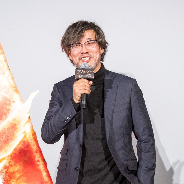 ジェームズ・キャメロン監督の話に耳を傾ける宮世琉弥