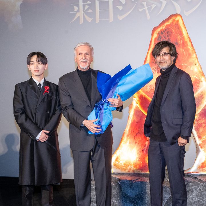 笑顔でトークセッションを行う宮世琉弥、ジェームズ・キャメロン監督、山崎貴監督