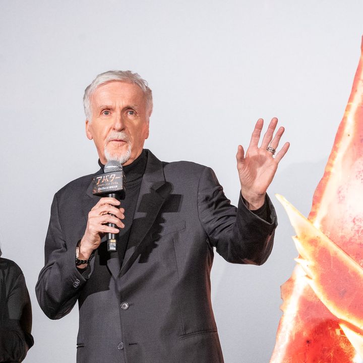 観客に向けて手を振るジェームズ・キャメロン監督