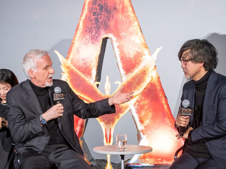 フォトセッションでポーズをとるジェームズ・キャメロン監督、山崎貴監督、宮世琉弥