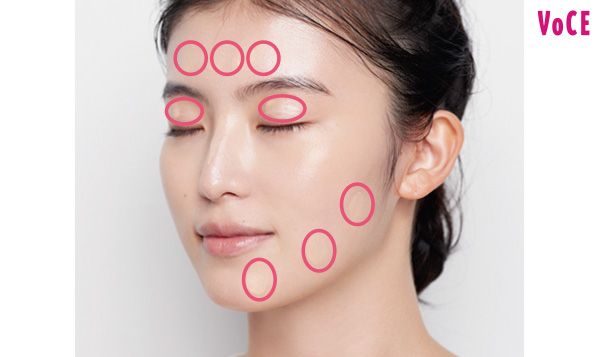額やフェイスライン、まぶたにも薄く広げる