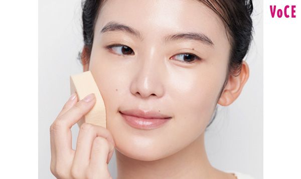 きれいなスポンジで軽く叩いてさらに密着！