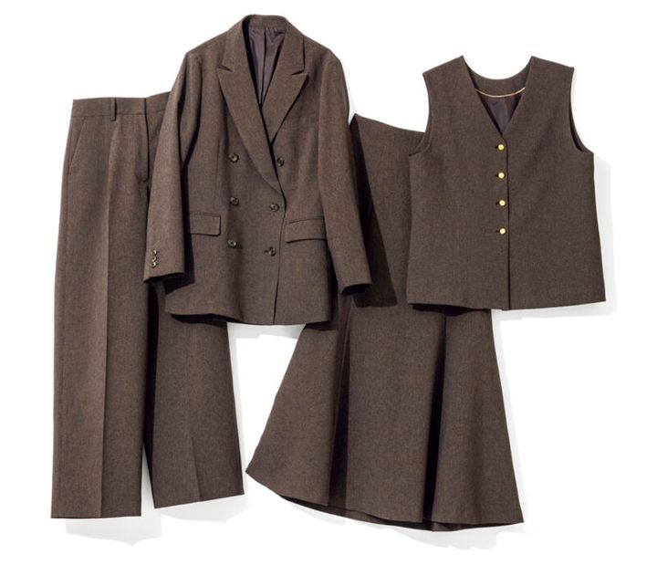 右から、刻印入りの金ボタンがリュクスなアクセントに。ジレ1万3090円、ウエストまわりはすっきり、裾に向かって広がるシルエットでスタイルよく見える。スカート1万989円、マニッシュなかっこよさが引き立つ6つボタンのダブルジャケット。肩や衿のおさまりがよくスタイリッシュに着こなせる。ジャケット1万8590円、ほどよい太さではきやすく、カジュアルダウンもしやすい。ワイドパンツ1万989円（すべてスーツスクエア／スーツスクエア TOKYO GINZA店）