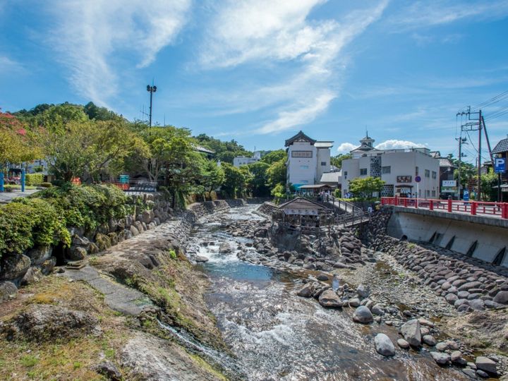 All About ニュース編集部が全国250人を対象に実施した温泉地の調査結果から、長期休みに行きたいと思う「静岡県（伊豆・熱海・東伊豆エリア）の温泉地」ランキングを発表！ 2位「修善寺温泉」を抑えた1位は？
