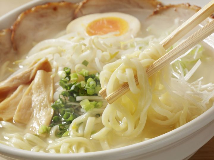 【医師が解説】ラーメンを食べる頻度と死亡リスクの関連性は、実は科学的に明らかになっていませんでした。山形大学による大規模調査で判明した実際の危険性と、リスクを抑える食べ方のポイントをご紹介します。（※画像：amanaimages）