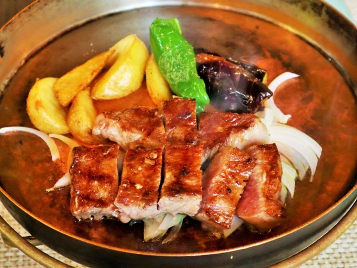 All About ニュース編集部が全国250人を対象に実施した「ご当地グルメに関するアンケート」の調査結果から、旅先で食べたい「石川県のご当地グルメ」ランキングを発表！ 2位「能登牛」を抑えた1位は？