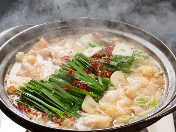 All About ニュース編集部が全国250人を対象に実施したご当地グルメに関するアンケートの調査結果から、旅先で食べたい「福岡県のご当地グルメ」ランキングを発表！ 2位「もつ鍋」を抑えた1位は？