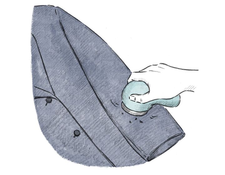 大切なコートを長く着るためには？着用したその日のうちに簡単なケアを！プロが指南するお手入れ方法と、おすすめのケアアイテム【FUDGE dig. | コートのお手入れ】