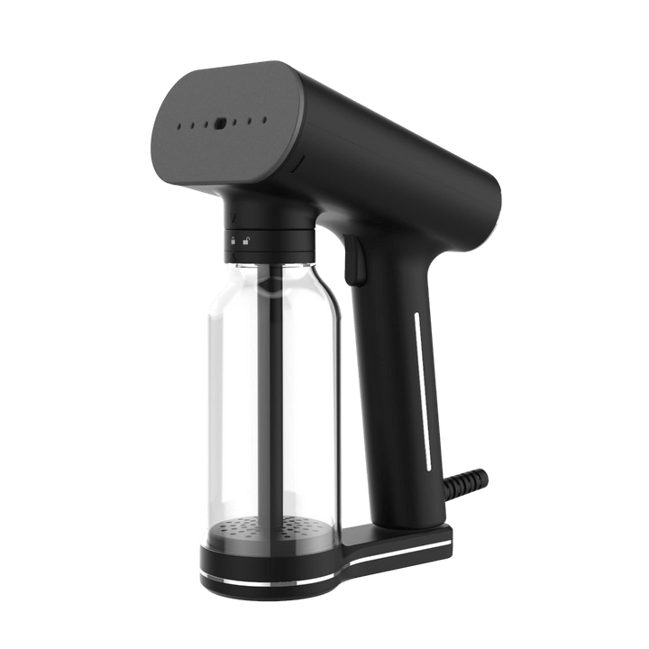 大切なコートを長く着るためには？着用したその日のうちに簡単なケアを！プロが指南するお手入れ方法と、おすすめのケアアイテム【FUDGE dig. | コートのお手入れ】