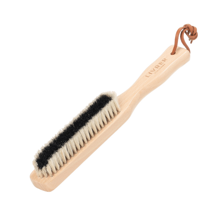 大切なコートを長く着るためには？着用したその日のうちに簡単なケアを！プロが指南するお手入れ方法と、おすすめのケアアイテム【FUDGE dig. | コートのお手入れ】