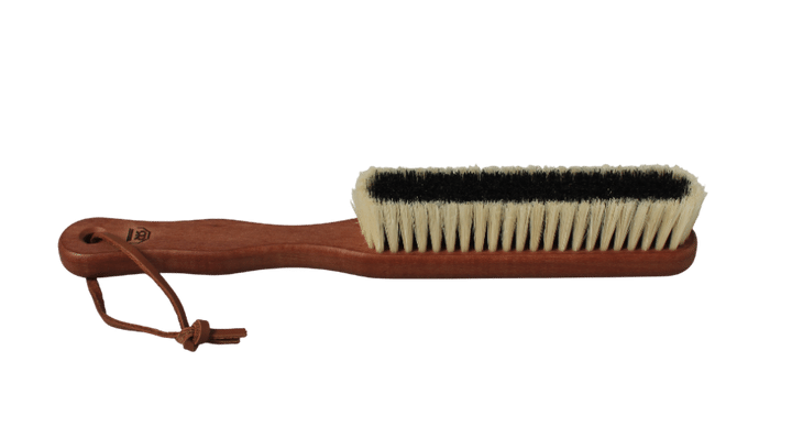 大切なコートを長く着るためには？着用したその日のうちに簡単なケアを！プロが指南するお手入れ方法と、おすすめのケアアイテム【FUDGE dig. | コートのお手入れ】