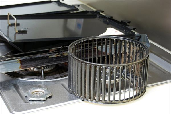 取り外したシロッコファンの部品