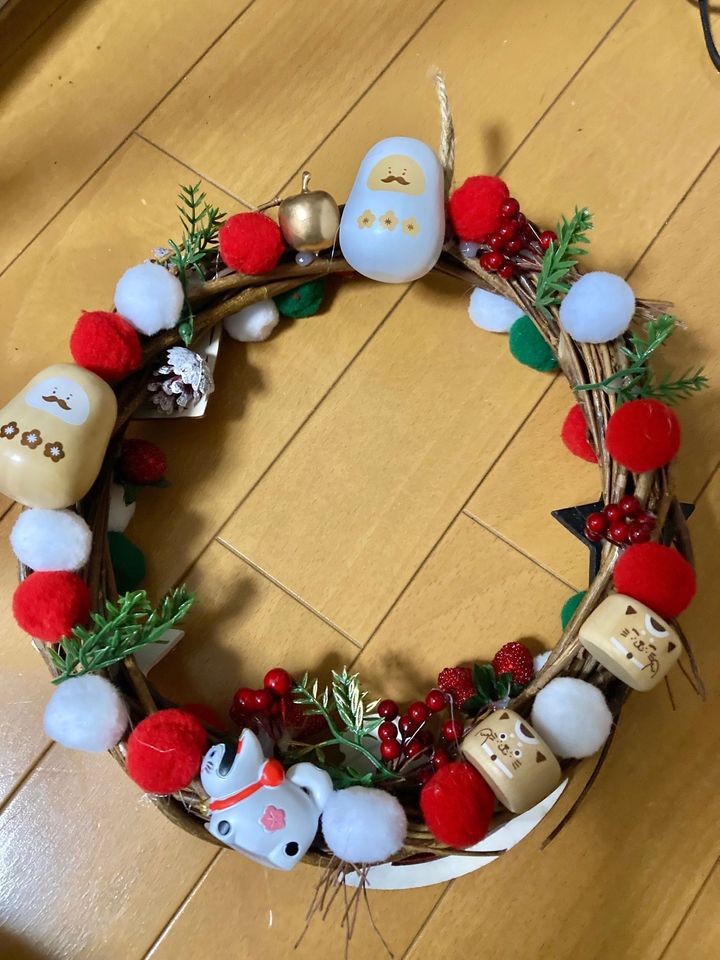 100均材料で、一瞬にして変わる手作りリバーシブルリース