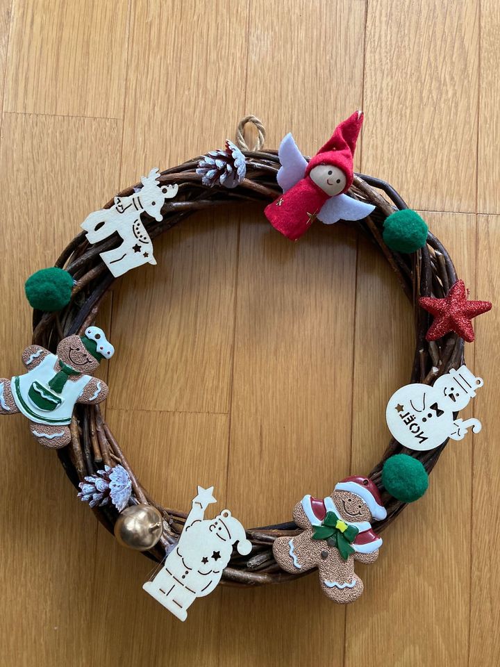 ①作り方 リース台にクリスマス飾りを付ける。