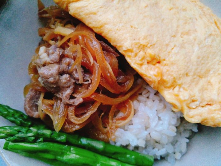 彩よくワンプレートで仕上げて。豚の生姜焼きとマヨオムレツプレート