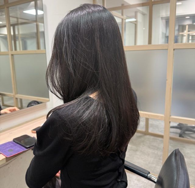 後姿のロングヘアの女性