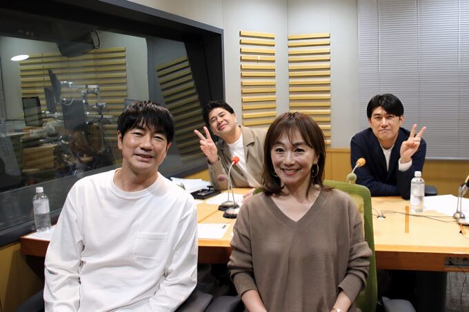 （右奥から反時計回りで）藤井貴彦、垣花正、羽鳥慎一、木佐彩子