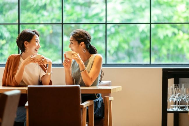 友人と会話イメージ