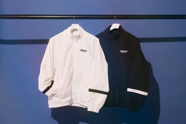 トラックジャケットの前面は袖口のラインテープが際立つシンプルなデザイン