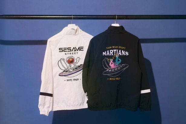 トラックジャケット。ホワイト(左、エルモ)とブラック(右、イップイップ)