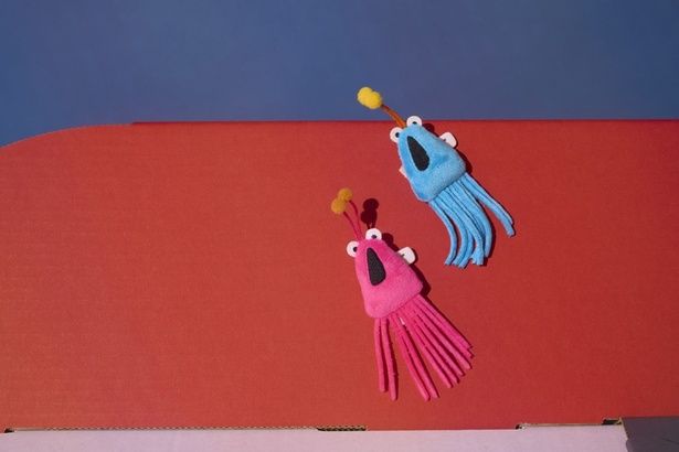 イップイップぬいバッジもピンク(左)と、ブルー(右)の2色展開