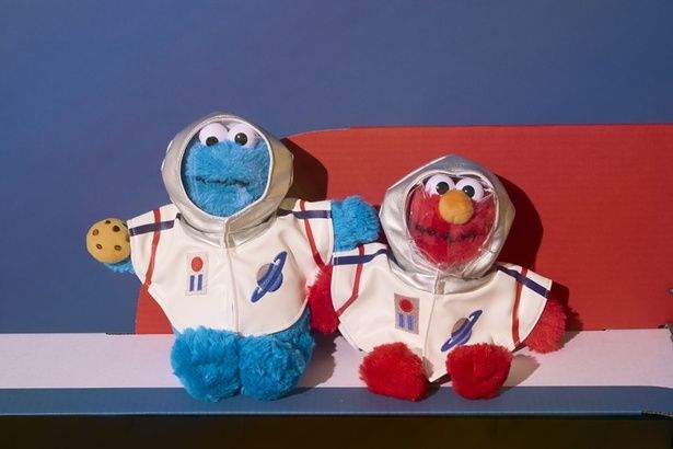 宇宙ぬいぐるみコスチュームを着たSサイズぬいぐるみ、クッキーモンスター(左)とエルモ(右)