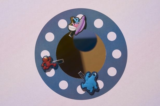 ラバーヘアクリップ。上部より時計回りにミックス(イップイップ)、ブルー(クッキーモンスター)、レッド(エルモ)